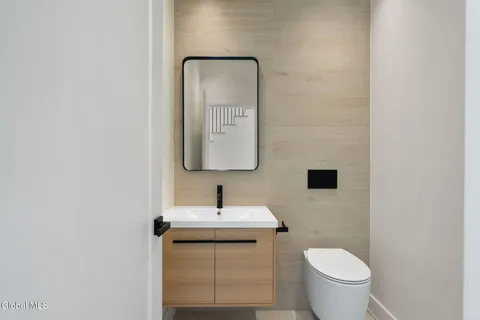 $675,000 | 1 Aspen Circle, Albany, NY 12208