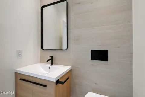 $675,000 | 1 Aspen Circle, Albany, NY 12208