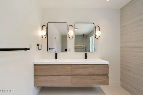 $675,000 | 1 Aspen Circle, Albany, NY 12208