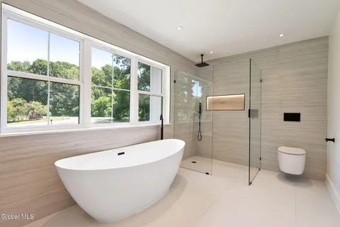 $675,000 | 1 Aspen Circle, Albany, NY 12208