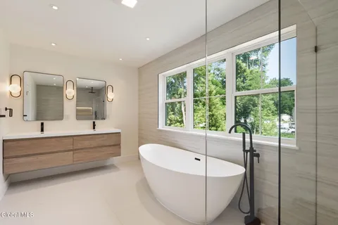 $675,000 | 1 Aspen Circle, Albany, NY 12208