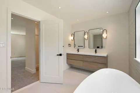 $675,000 | 1 Aspen Circle, Albany, NY 12208