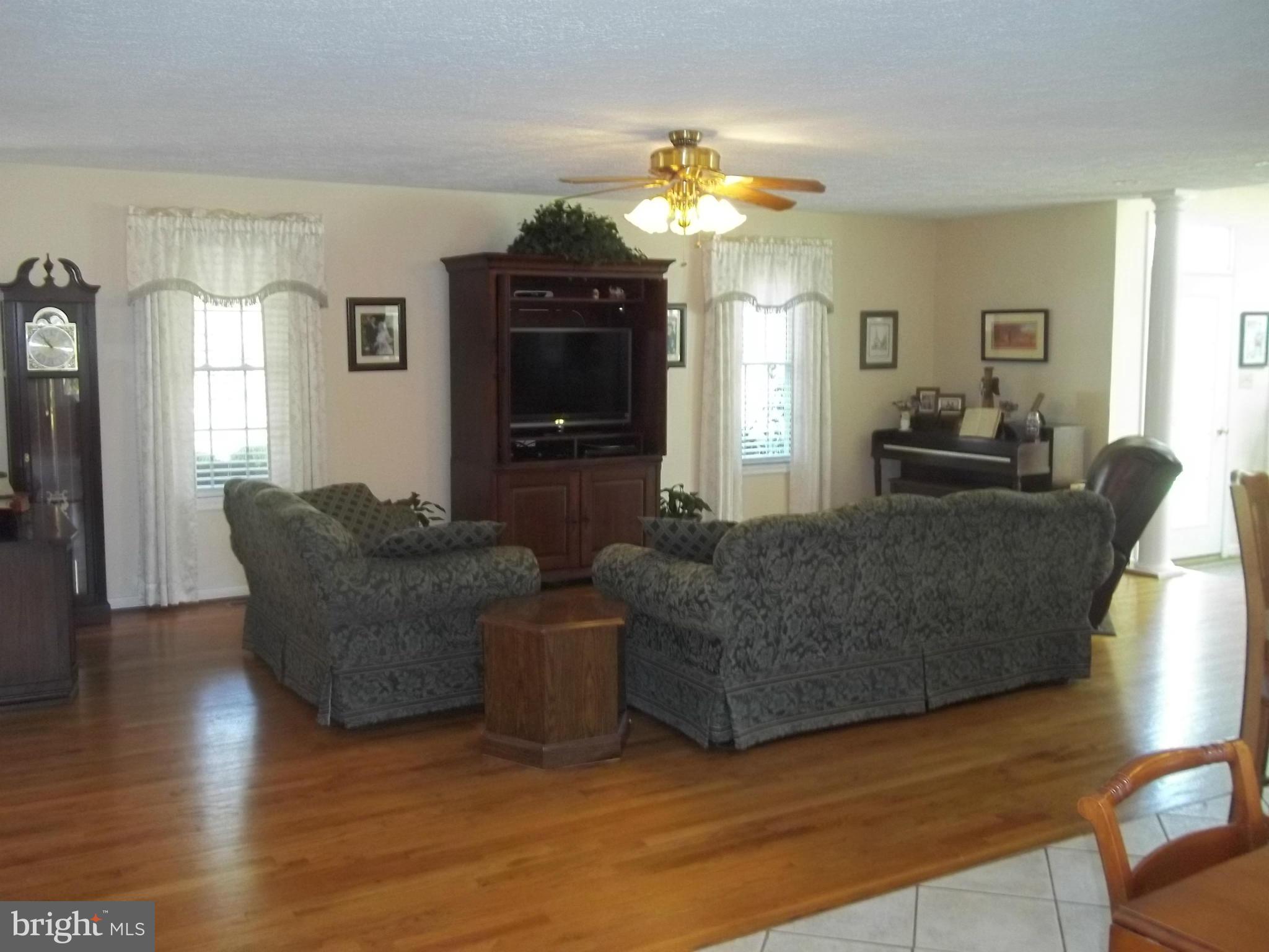8331 Opal Road Warrenton, VA 20186 - Photo 8 of 30 Living Room