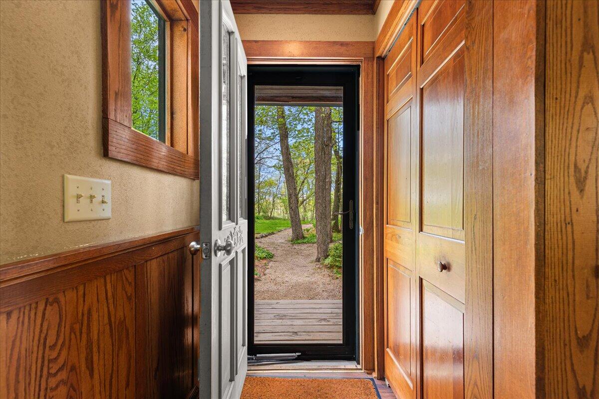 9561 Maple Tree Road Farmington, WI 53040 - Photo 3 of 55 Main Floor Entry