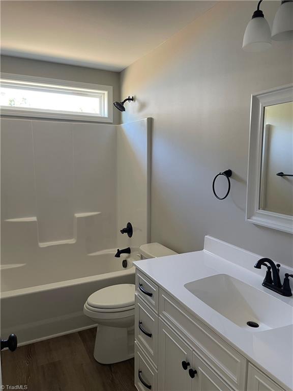 2123 Waterford Pointe Road Lexington, NC 27292 - Photo 13 of 24 Hall bath shared by secondary bedrooms.