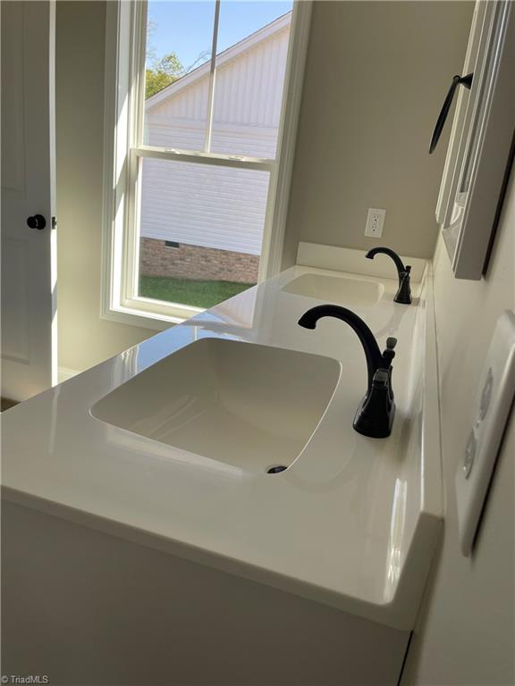 2123 Waterford Pointe Road Lexington, NC 27292 - Photo 10 of 24 Natural lighting.