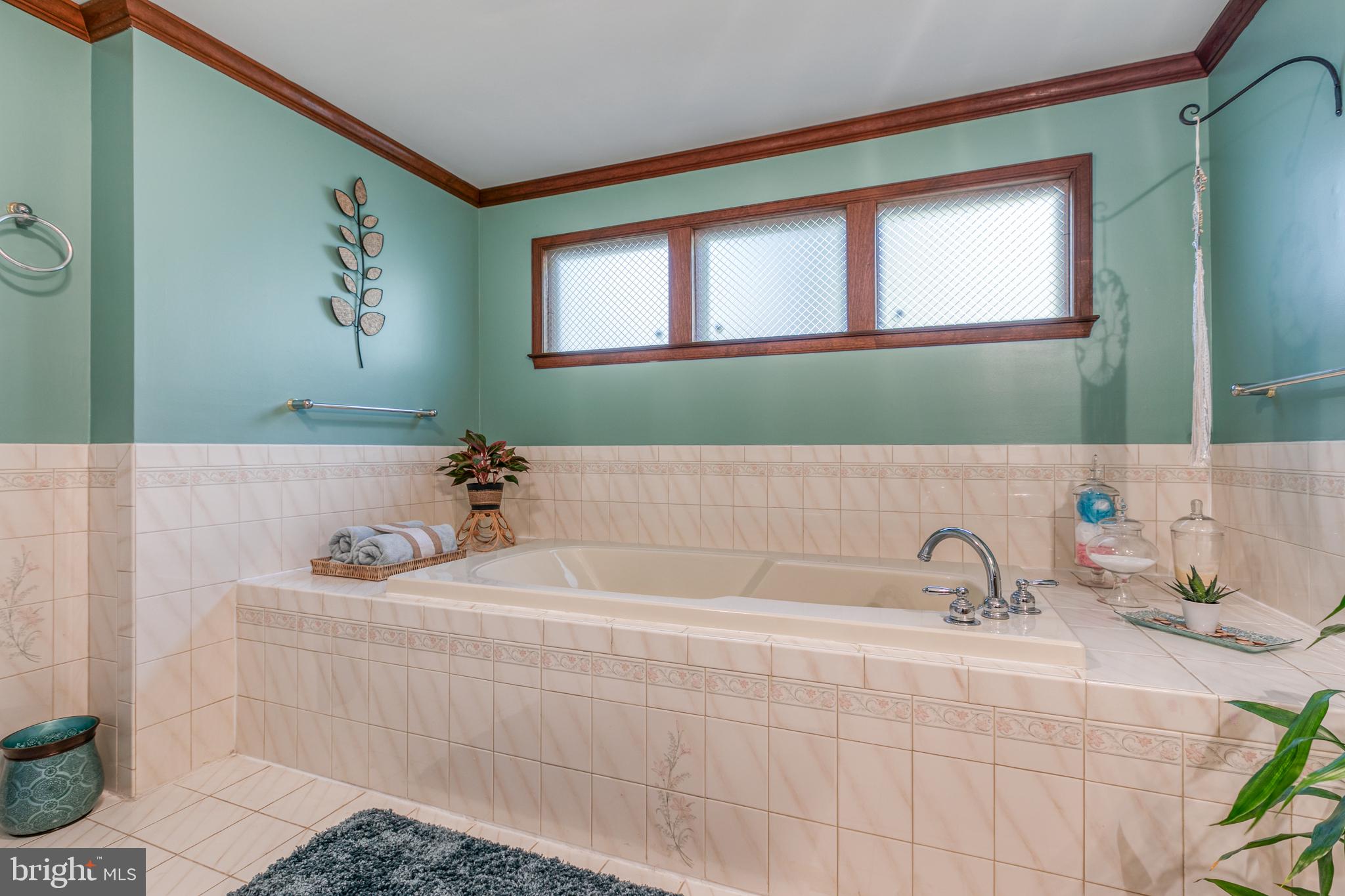 711 Bridgeview Road Feasterville-Trevose, PA 19053 - Photo 22 of 43 Roman Soaking Tub Tile Wainscoting