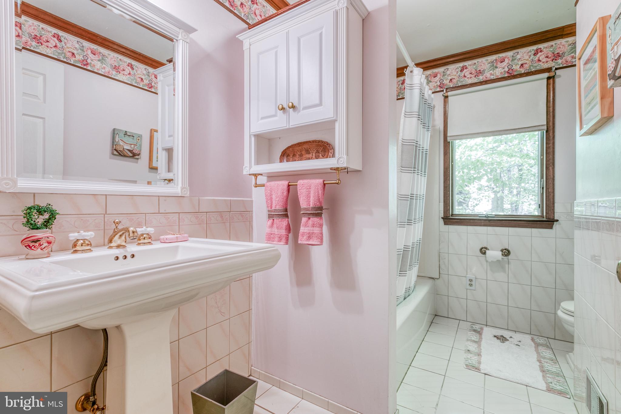 711 Bridgeview Road Feasterville-Trevose, PA 19053 - Photo 27 of 43 Ceramic Tiled Guest Bathroom