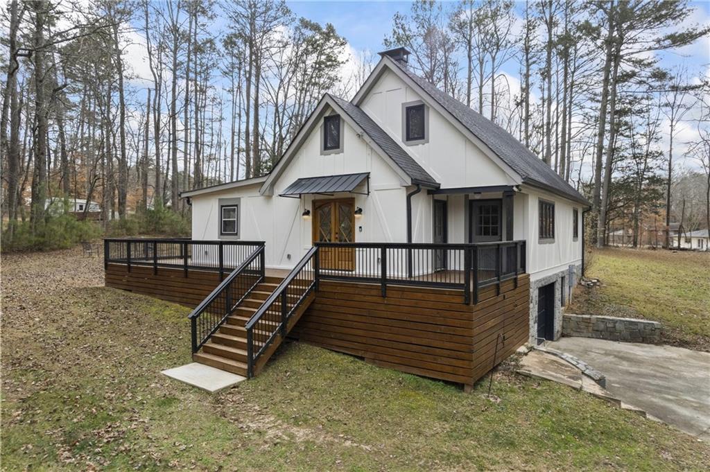 a view of a house with backyard and trees