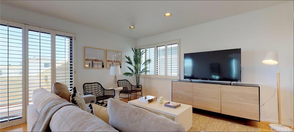 301 44th Street Manhattan Beach, CA 90266 - Photo 3 of 21 Main House living