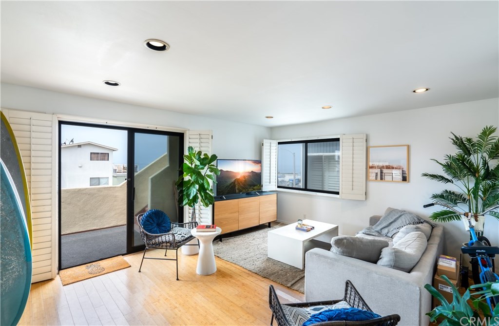 301 44th Street Manhattan Beach, CA 90266 - Photo 4 of 21