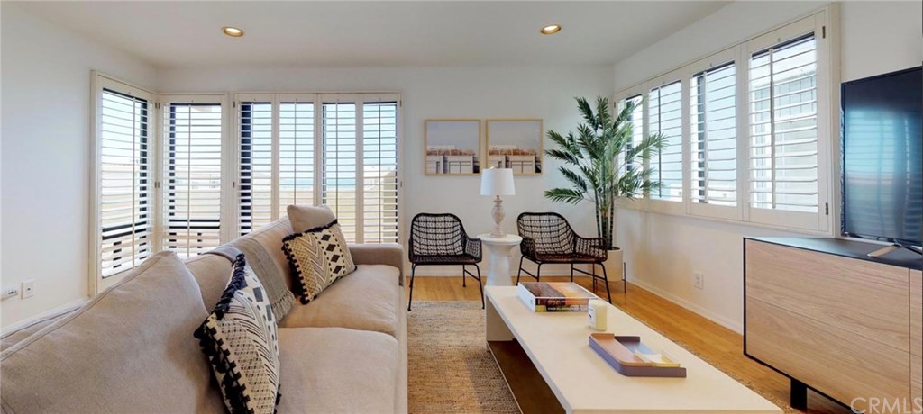 301 44th Street Manhattan Beach, CA 90266 - Photo 6 of 21 Main House living with ocean view