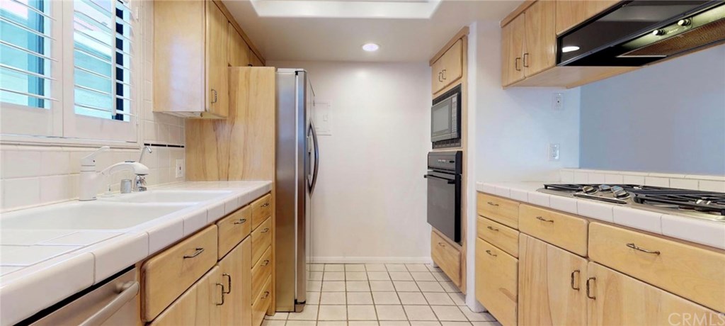 301 44th Street Manhattan Beach, CA 90266 - Photo 9 of 21 Main House Kitchen