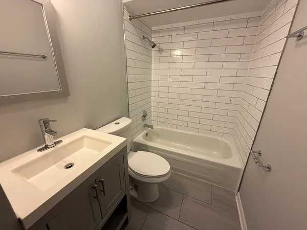 $2,700 | 744 West Gordon Terrace, Unit 304, Chicago, IL 60613