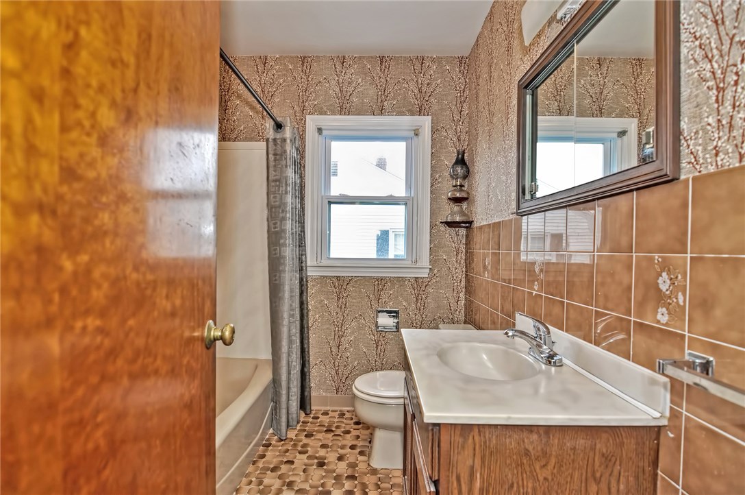 228 Purgatory Road Middletown, RI 02842 - Photo 13 of 20