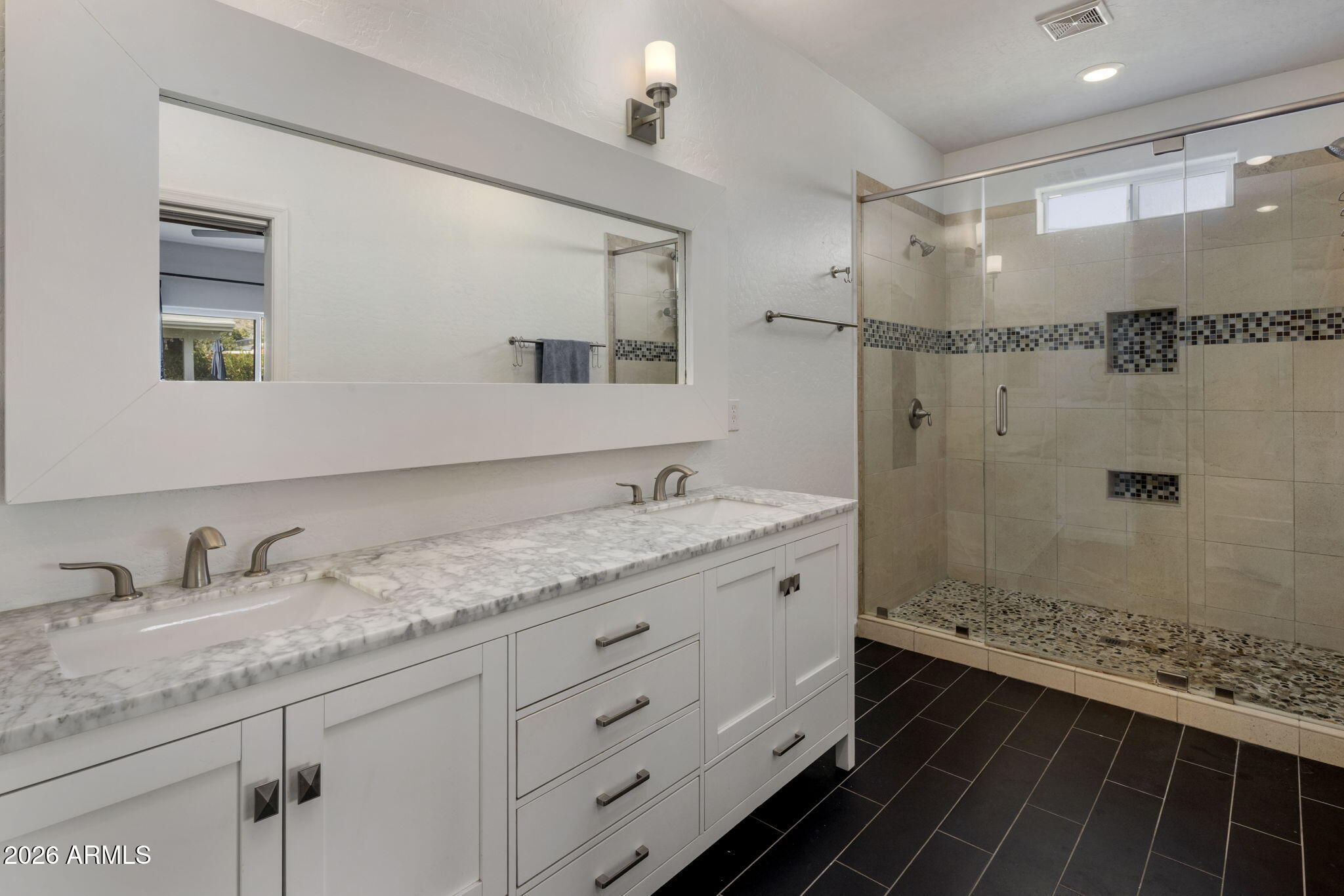 2020 East State Avenue Phoenix, AZ 85020 - Photo 21 of 43 Primary Dual Sinks