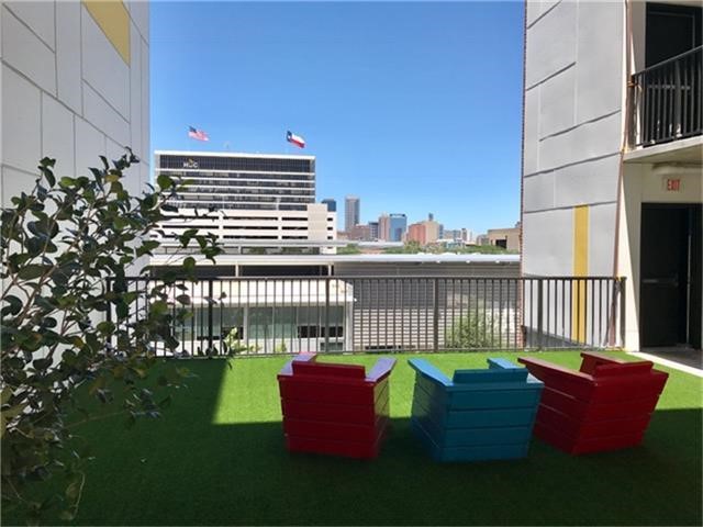 3550 Main Street, Unit 4215 Houston, TX 77002 - Photo 13 of 49 a balcony with couch