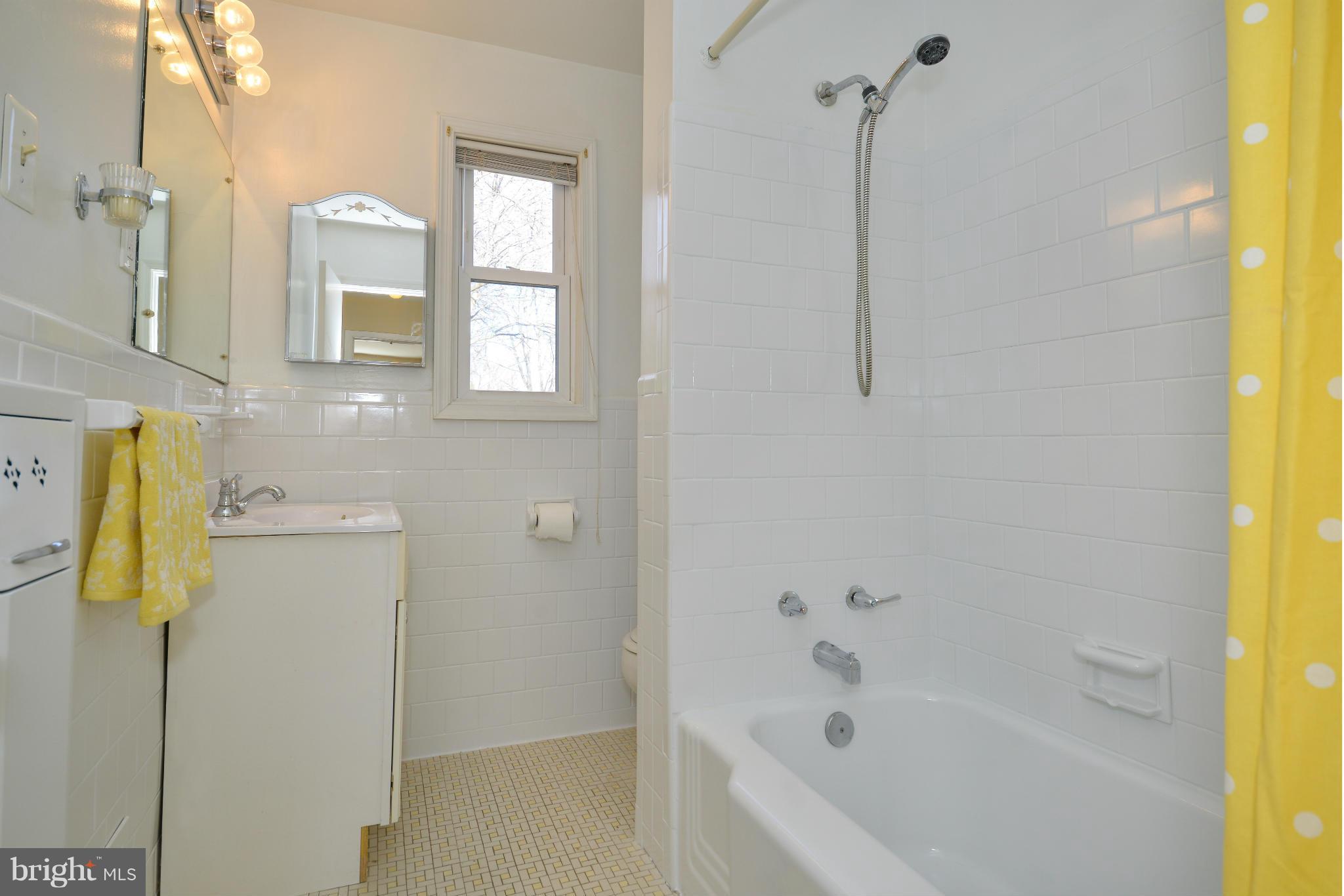 6902 Highland Street Springfield, VA 22150 - Photo 12 of 24 a bathroom with a bathtub