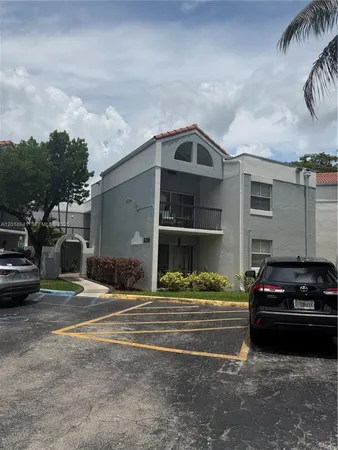 $2,200 | 6296 Northwest 186th Street, Unit 205, Hialeah, FL 33015