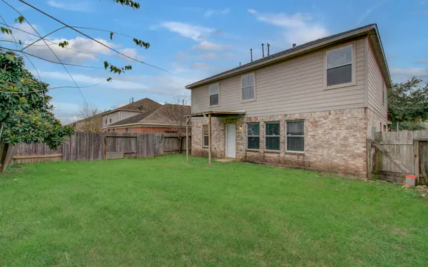 a view of a house with backyard and garden