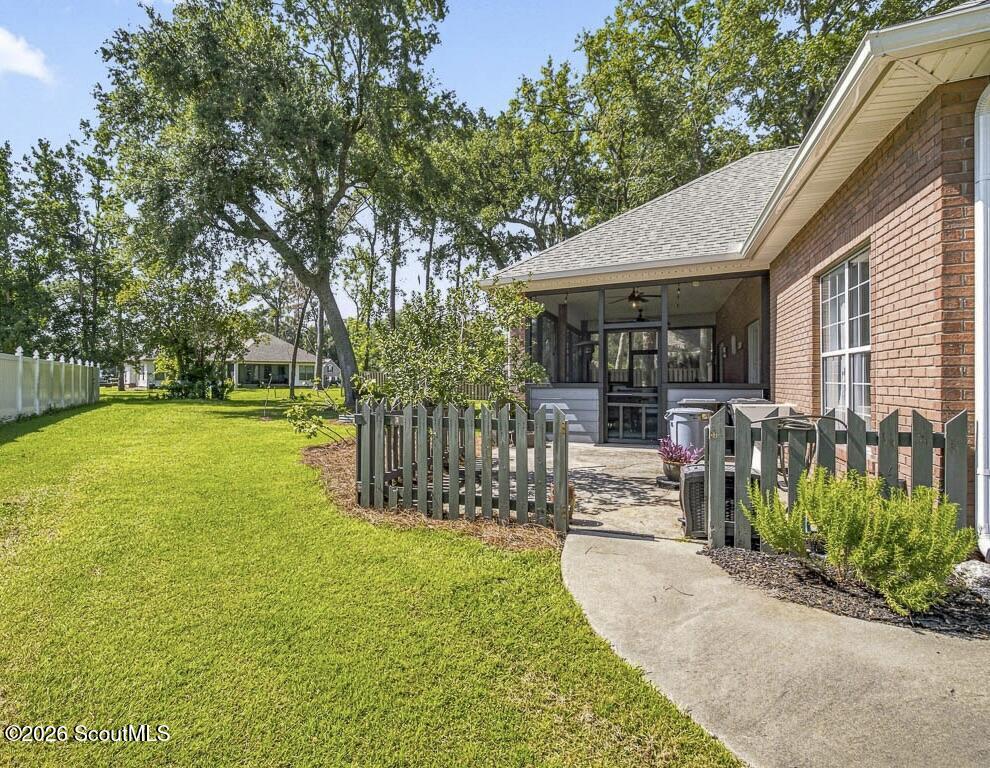 118 Regal Road Brunswick, GA 31523 - Photo 40 of 58 Side yard and sidewalk leading back.