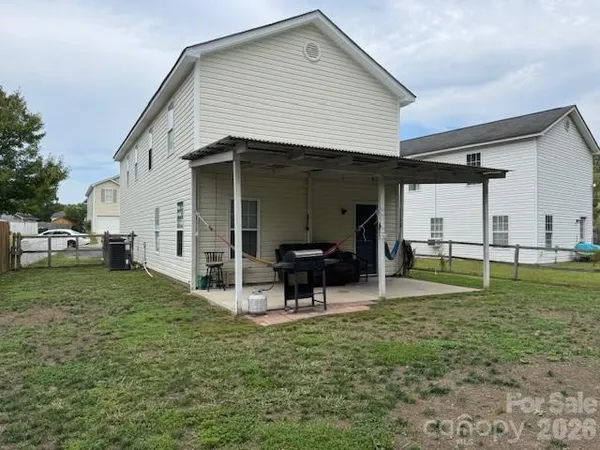 a view of a house with backyard