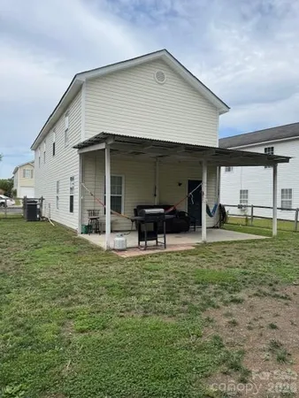 a view of a house with backyard