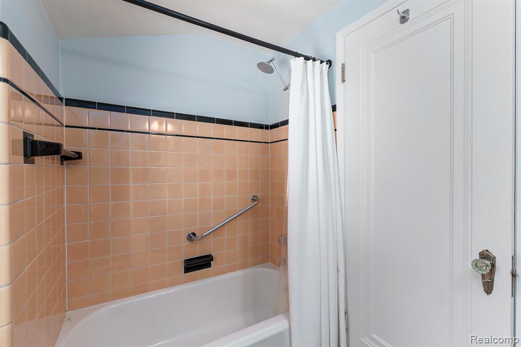 1642 Hampton Road Grosse Pointe Woods, MI 48236 - Photo 18 of 28