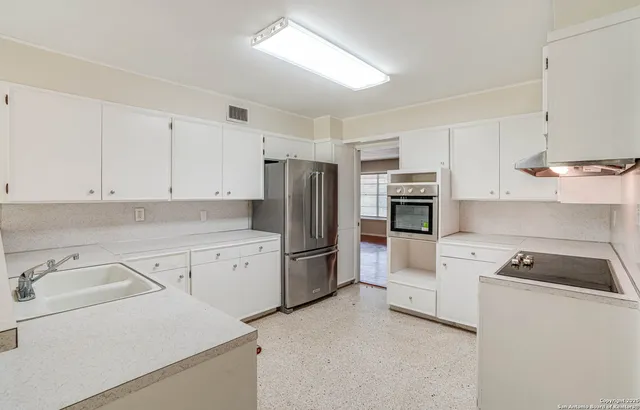 $349,800 | 211 East Woodlake Drive, San Antonio, TX 78229