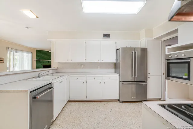 $349,800 | 211 East Woodlake Drive, San Antonio, TX 78229