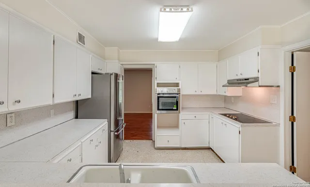 $349,800 | 211 East Woodlake Drive, San Antonio, TX 78229