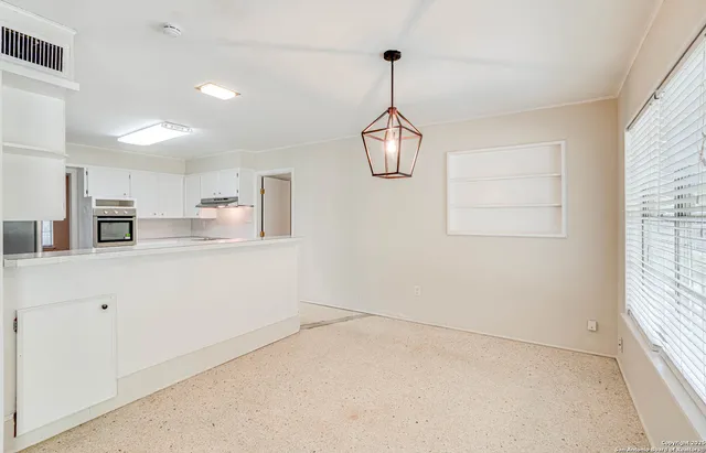 $349,800 | 211 East Woodlake Drive, San Antonio, TX 78229