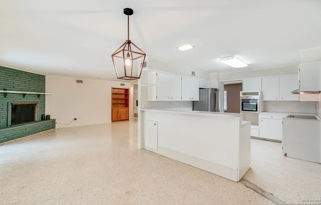 $349,800 | 211 East Woodlake Drive, San Antonio, TX 78229