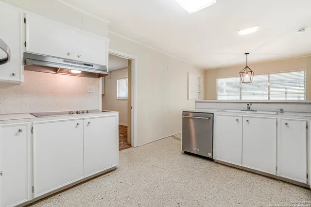 $349,800 | 211 East Woodlake Drive, San Antonio, TX 78229