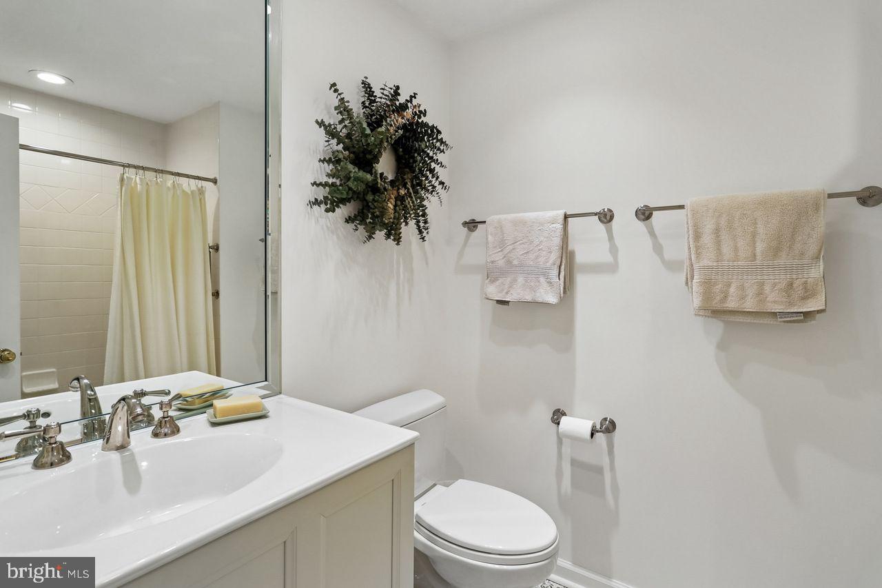 11333 Orchard Lane Reston, VA 20190 - Photo 27 of 41 Upper Level Full Bath