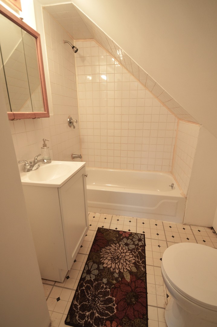 1509 Morris Avenue Berkeley, IL 60163 - Photo 22 of 28 a bathroom with a sink a toilet and bathtub