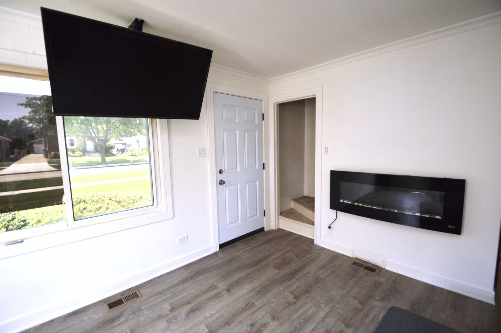 1509 Morris Avenue Berkeley, IL 60163 - Photo 3 of 28 a living room with a flat screen tv and a floor to ceiling window