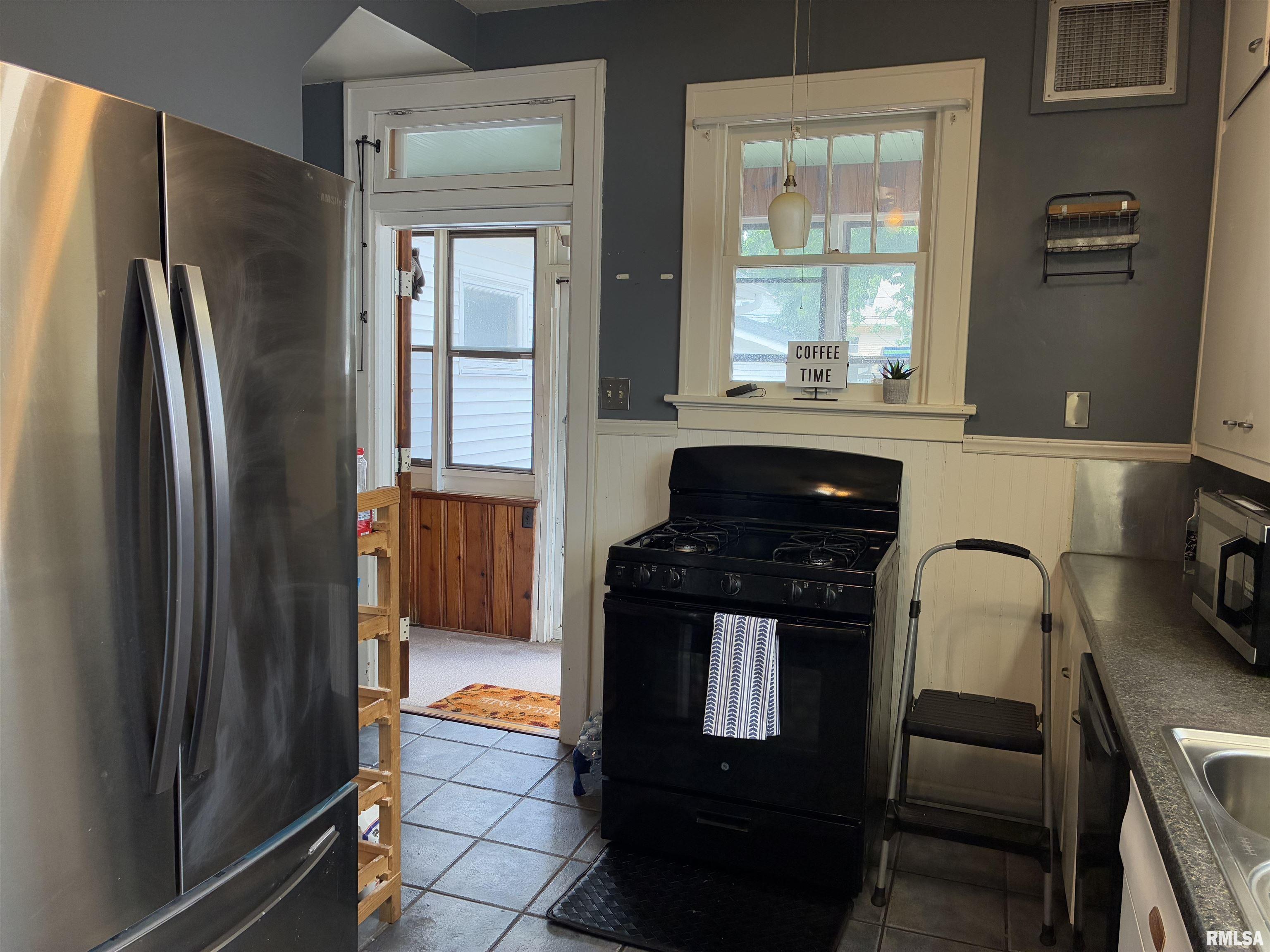 2241 Spring Street Quincy, IL 62301 - Photo 4 of 18