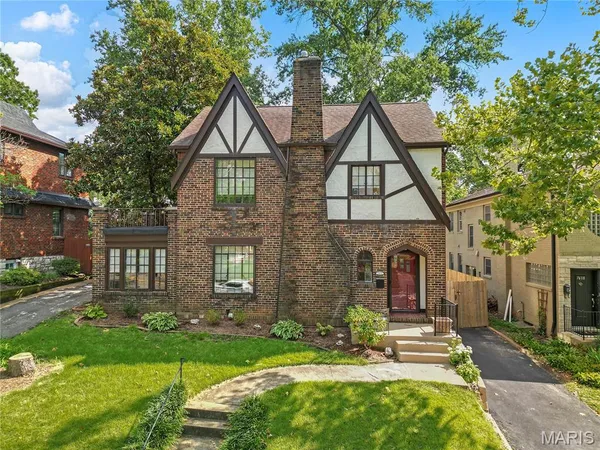 $430,000 | 7614 Delmar Boulevard, University City, MO 63130