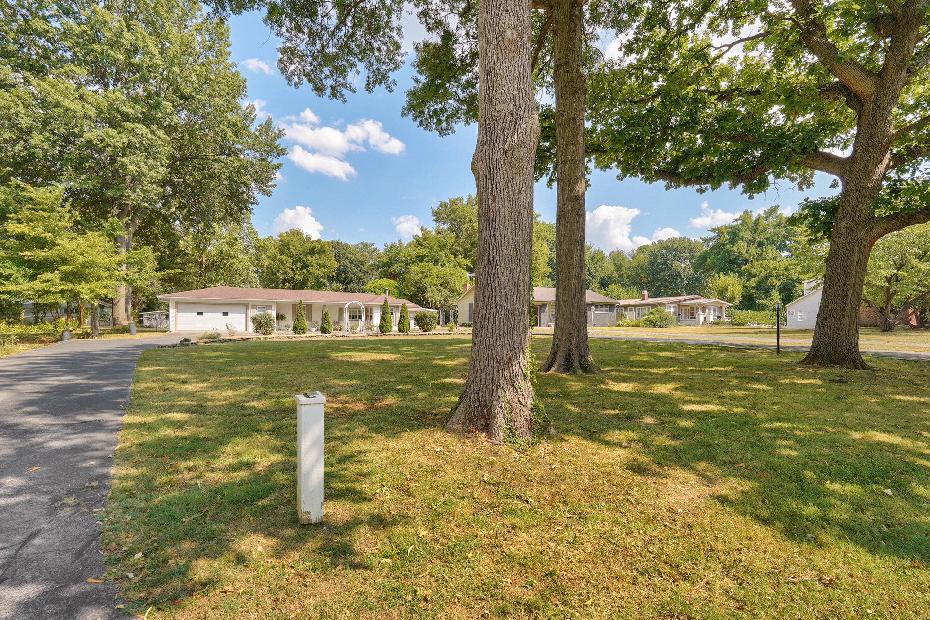1908 South Holland Avenue Springfield, MO 65807 - Photo 4 of 42 1908 S Holland Ave-43
