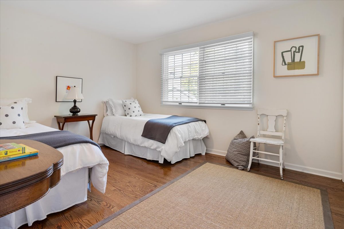 989 Ash Street Winnetka, IL 60093 - Photo 26 of 35 a bedroom with two beds and a couch