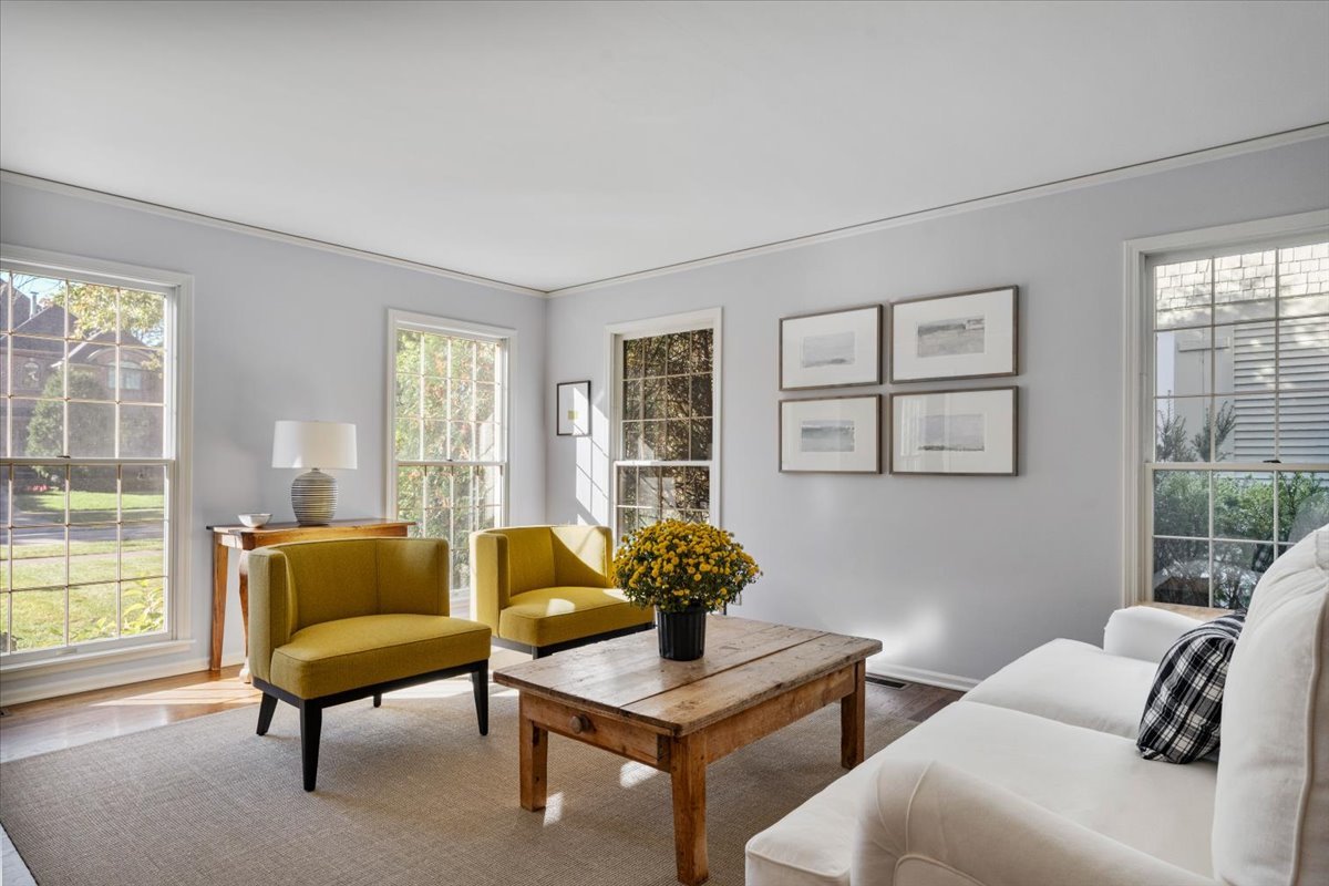989 Ash Street Winnetka, IL 60093 - Photo 4 of 35 a living room with furniture and windows