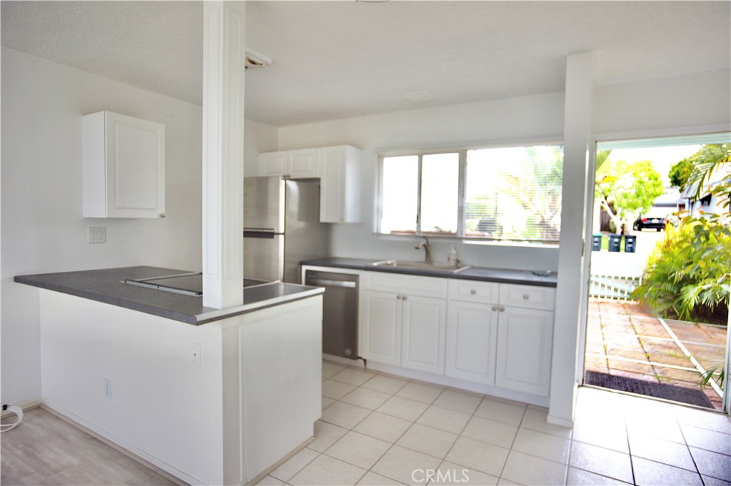 462 Seaward Road Corona del Mar, CA 92625 - Photo 5 of 25 KITCHEN LOOKING OUT TO FRONT YARD
