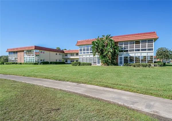 $1,800 | 55 Woodland Drive, Unit 207, Vero Beach, FL 32962