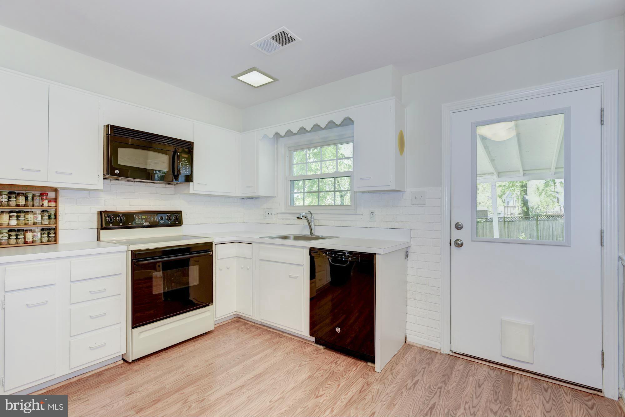 1208 East Jefferson Road Sterling, VA 20164 - Photo 11 of 26 Kitchen