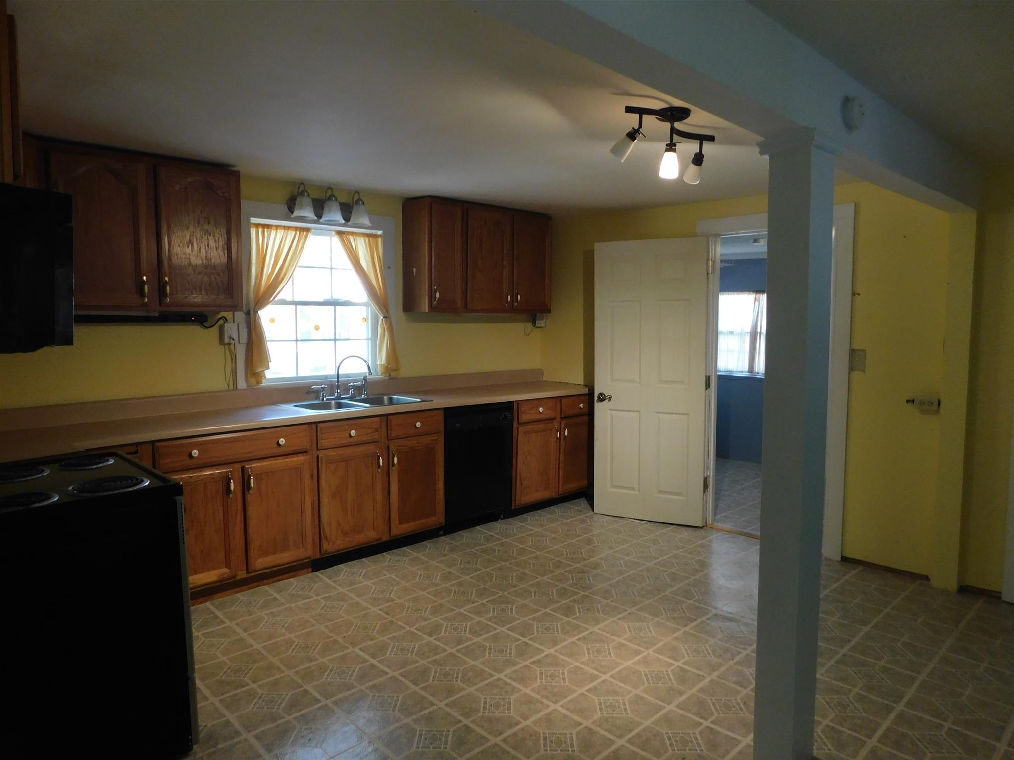 422 North Clydeton Road Waverly, TN 37185 - Photo 10 of 30 Country kitchen with eating area and plenty of work space