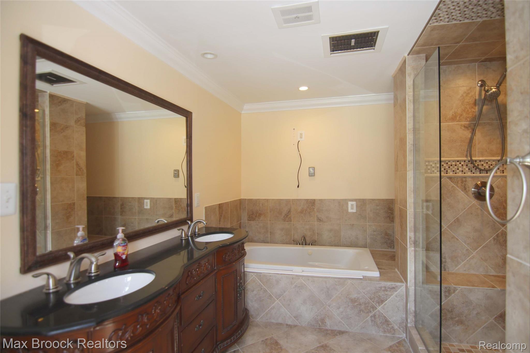 31462 Curtis Road Livonia, MI 48152 - Photo 17 of 38 Gorgeous Master Bath