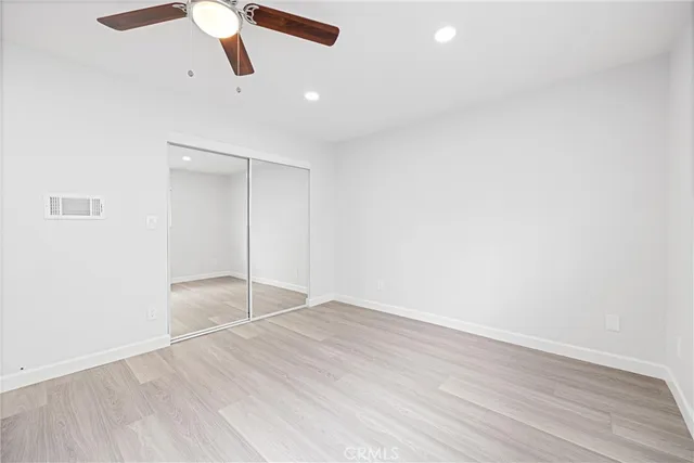a view of a livingroom with a ceiling fan