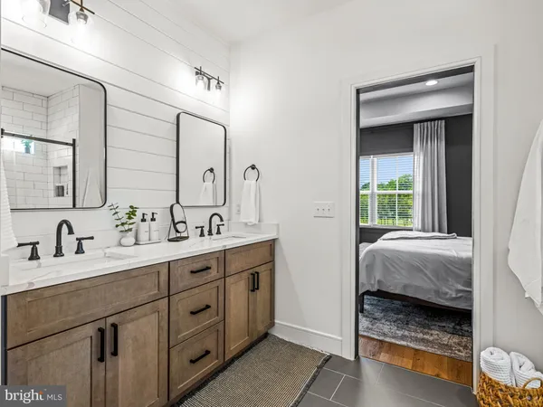 a en suite bathroom with a double vanity sink and mirror