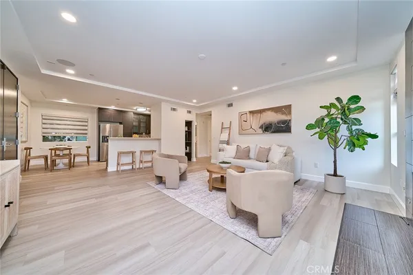 $3,900 | 5525 West Olympic Boulevard, Unit 202, Los Angeles, CA 90036